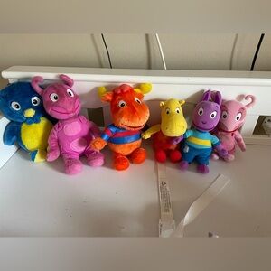 Set of backyardigans all of them plus one extra Uniqua
